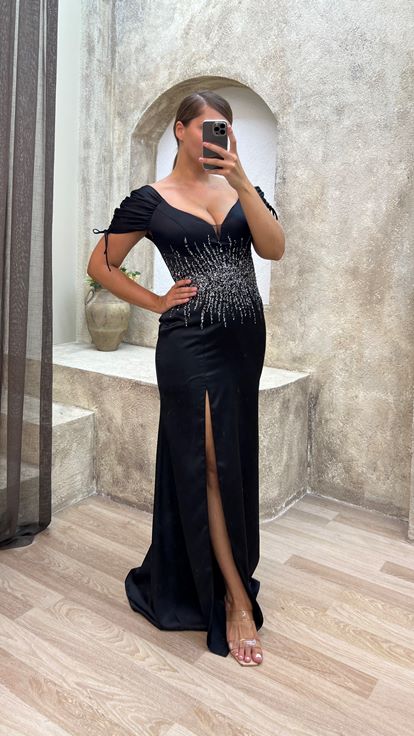 Abito da sera nero taglie forti con spalline sottili e vita ricamata 