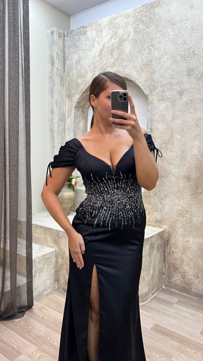 Abito da sera nero taglie forti con spalline sottili e vita ricamata 