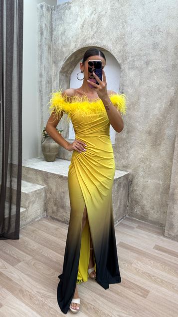 Vestido de noche drapeado con detalle de plumas palabra de honor amarillo
