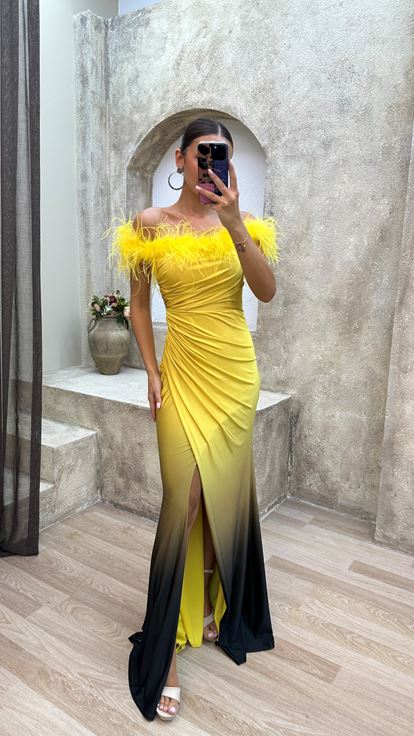 فستان سهرة أصفر بدون حمالات مزين بتفاصيل من الريش