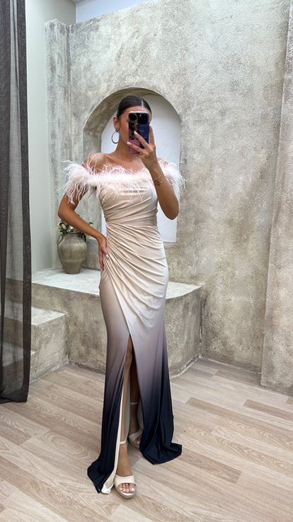 Vestido de noche drapeado beige con detalle de plumas palabra de honor