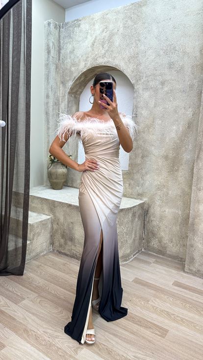 Vestido de noche drapeado beige con detalle de plumas palabra de honor