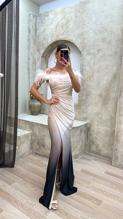 Vestido de noche drapeado beige con detalle de plumas palabra de honor