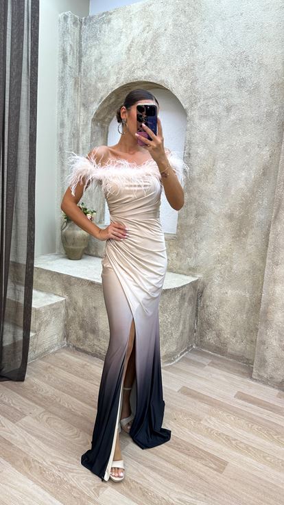 Vestido de noche drapeado beige con detalle de plumas palabra de honor