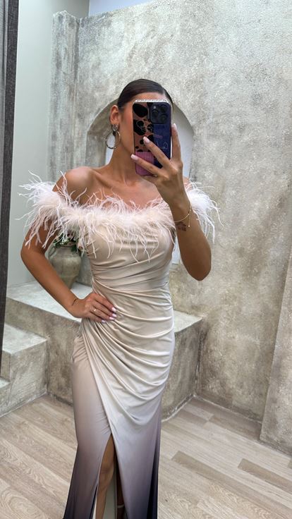 Vestido de noche drapeado beige con detalle de plumas palabra de honor