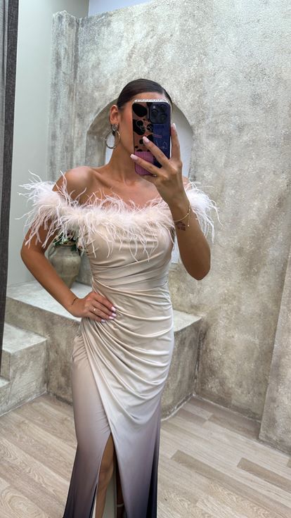 Vestido de noche drapeado beige con detalle de plumas palabra de honor