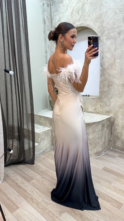 Vestido de noche drapeado beige con detalle de plumas palabra de honor
