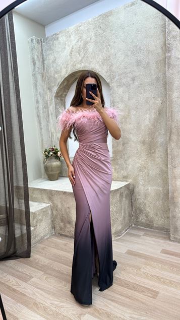 Vestido de noche drapeado con detalle de plumas palabra de honor lila