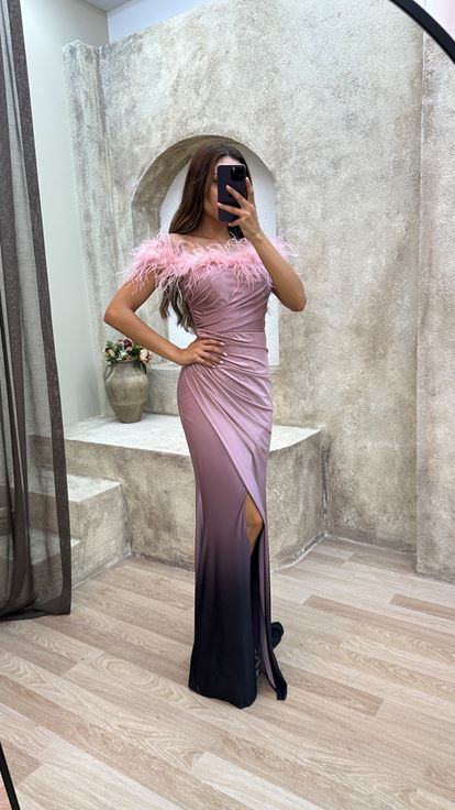 فستان سهرة أرجواني بدون حمالات بتفاصيل من الريش