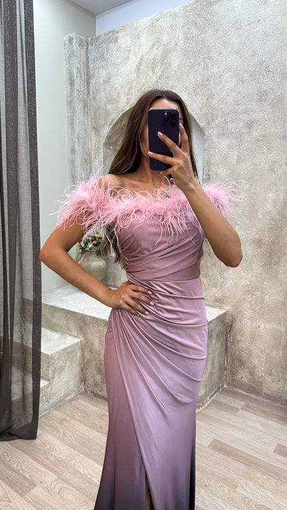 فستان سهرة أرجواني بدون حمالات بتفاصيل من الريش