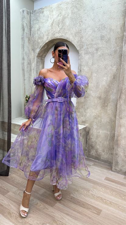 Vestido de tul sin tirantes lila con manga globo en los hombros con detalle de rosa