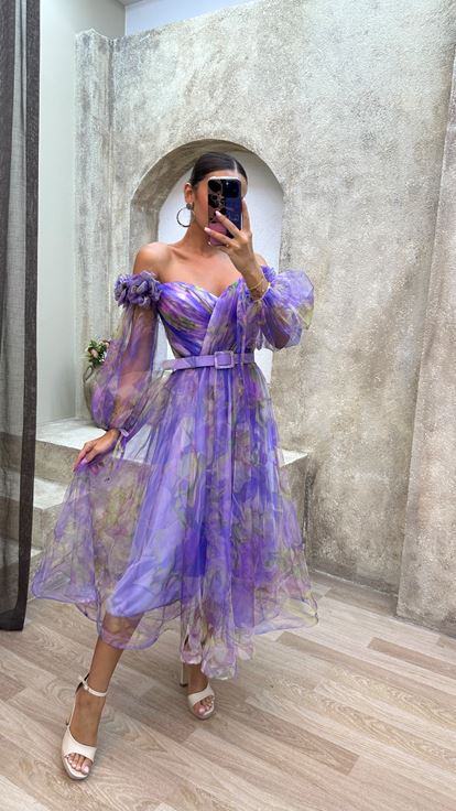 Vestido de tul sin tirantes lila con manga globo en los hombros con detalle de rosa