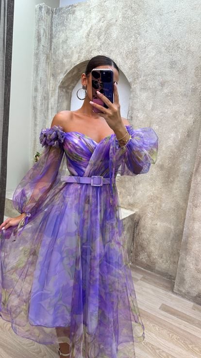 Vestido de tul sin tirantes lila con manga globo en los hombros con detalle de rosa