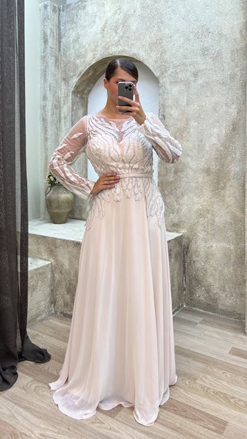 Beigefarbenes, mit Tülldetail besticktes Satin-Abendkleid in Übergröße auf der Brust