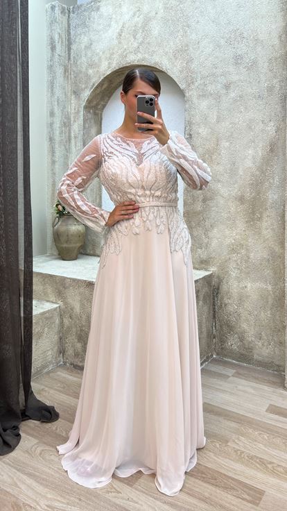 فستان سهرة بيج بمقاسات كبيرة من الساتان مع تفاصيل من التول على الصدر