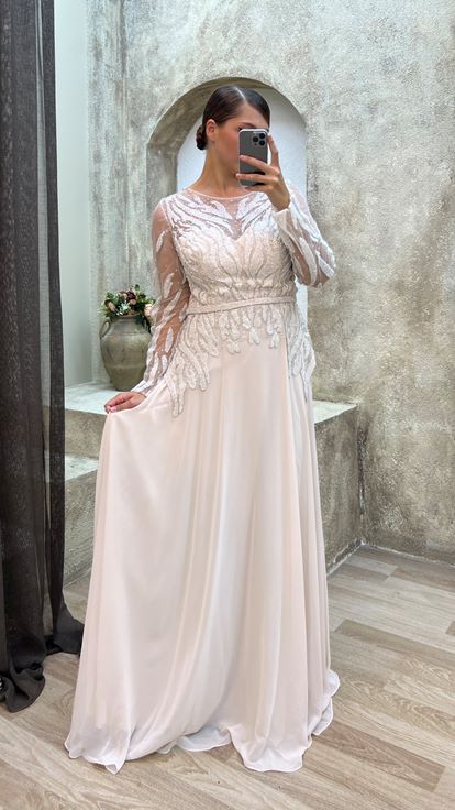 فستان سهرة بيج بمقاسات كبيرة من الساتان مع تفاصيل من التول على الصدر