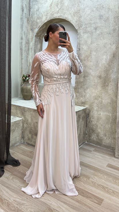 فستان سهرة بيج بمقاسات كبيرة من الساتان مع تفاصيل من التول على الصدر