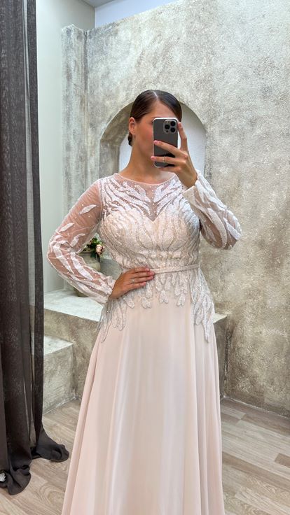 فستان سهرة بيج بمقاسات كبيرة من الساتان مع تفاصيل من التول على الصدر