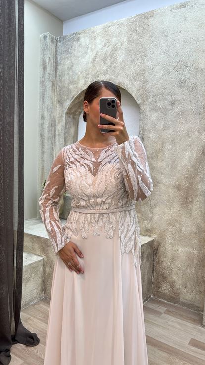 فستان سهرة بيج بمقاسات كبيرة من الساتان مع تفاصيل من التول على الصدر