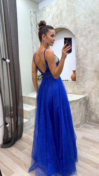 Vestido de noche de tul con tirantes y detalle bordado en el busto de Saks