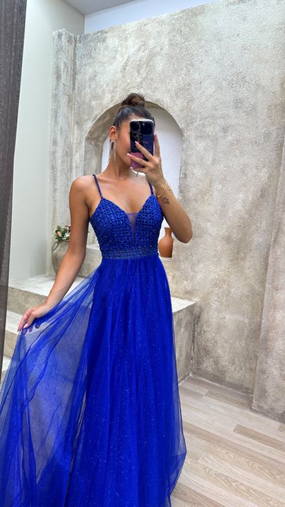 Vestido de noche de tul con tirantes y detalle bordado en el busto de Saks