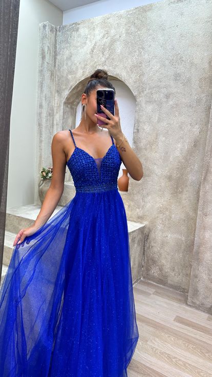 Vestido de noche de tul con tirantes y detalle bordado en el busto de Saks