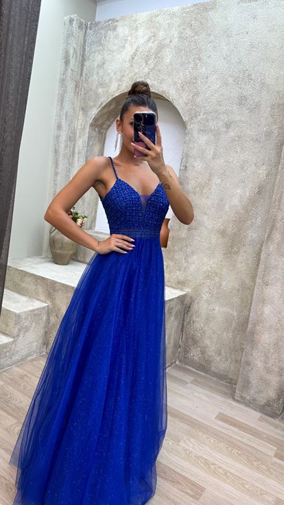 Vestido de noche de tul con tirantes y detalle bordado en el busto de Saks