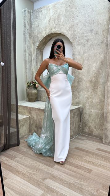 Mintgrünes trägerloses Abendkleid mit Schleifendetail auf der Rückseite