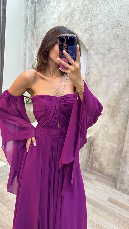 Vestido de noche de gasa color ciruela con detalles en las mangas y el busto 