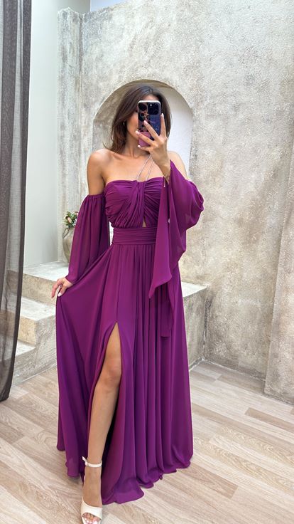 Vestido de noche de gasa color ciruela con detalles en las mangas y el busto 