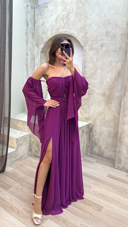 Vestido de noche de gasa color ciruela con detalles en las mangas y el busto 