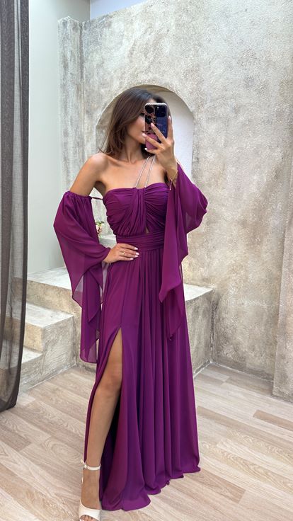 Vestido de noche de gasa color ciruela con detalles en las mangas y el busto 