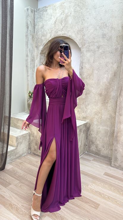 Vestido de noche de gasa color ciruela con detalles en las mangas y el busto 