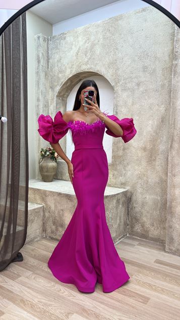 Vestido de noche bordado con detalle de plumas en el pecho con manga globo fucsia