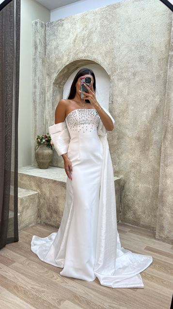 Weißes, trägerloses, mit Steinen besticktes Kleid auf der Brust