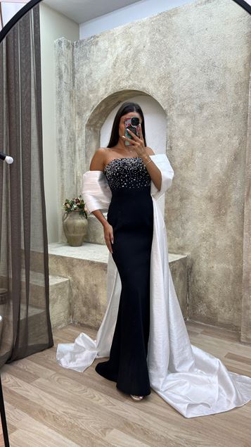 Schwarzes, trägerloses, mit Steinen besticktes Kleid auf der Brust