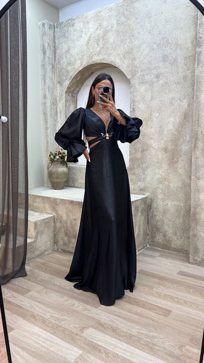 فستان سهرة أسود بأكمام بالون وتفاصيل دانتيل خلفية