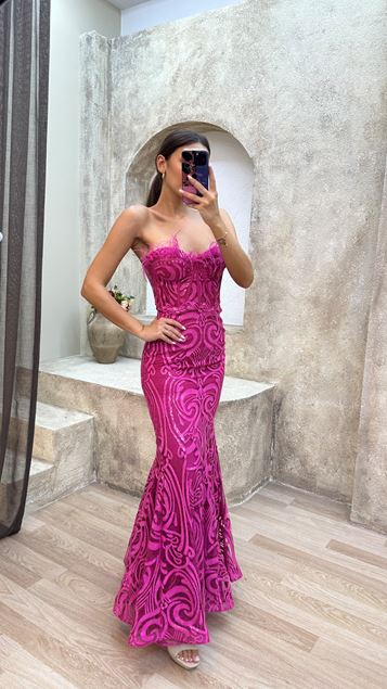 Vestido rosa de lentejuelas con detalle de plumas en el pecho sin tirantes