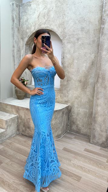 Blaues trägerloses Paillettenkleid mit Federdetail auf der Brust