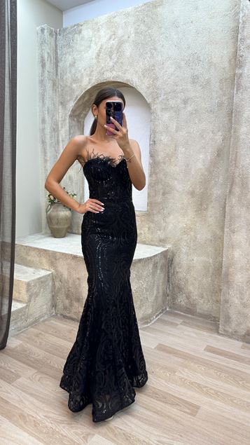 Schwarzes trägerloses Paillettenkleid mit Federdetail auf der Brust