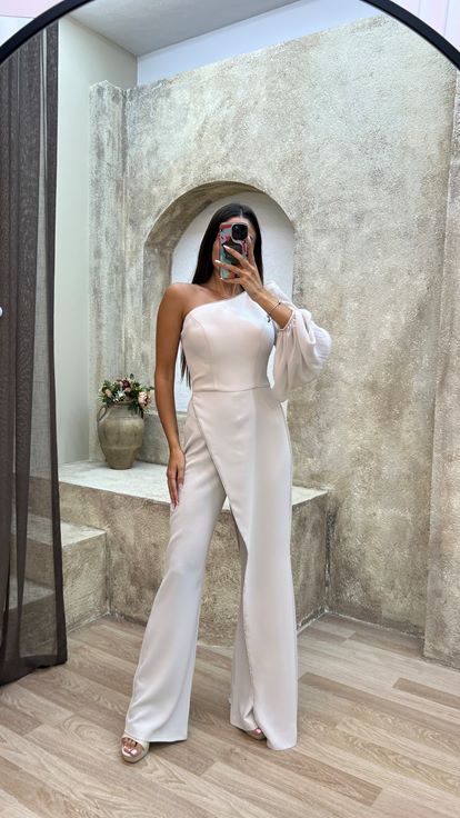 Vestido de noche beige con abertura de un hombro