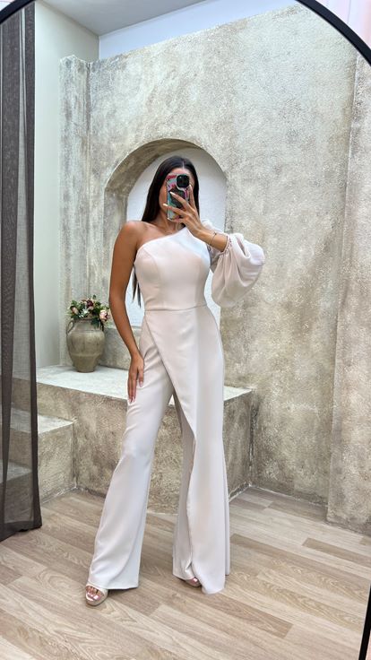 Vestido de noche beige con abertura de un hombro