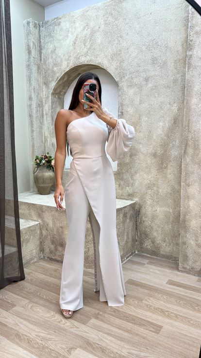 Vestido de noche beige con abertura de un hombro