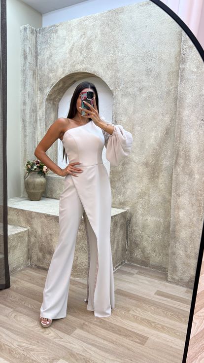Vestido de noche beige con abertura de un hombro