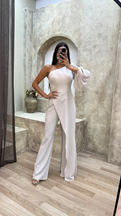 Vestido de noche beige con abertura de un hombro