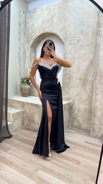 Schwarzes One-Shoulder-Abendkleid mit Stickerei