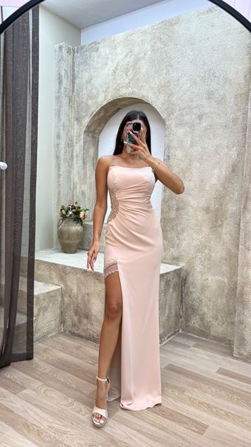 Abito da sera ricamato in vita senza spalline beige