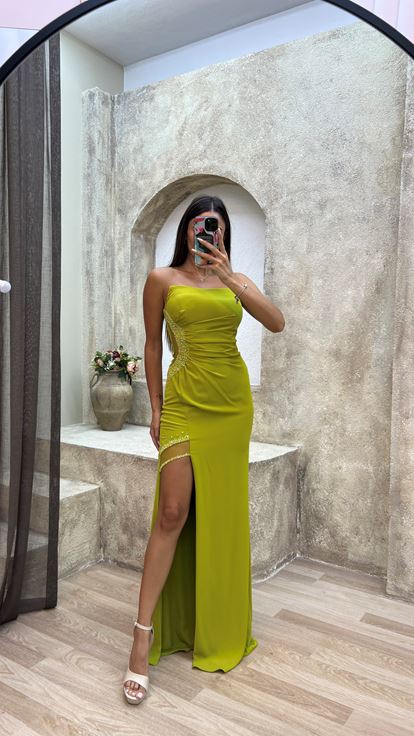 فستان سهرة أصفر بدون حمالات مع خصر مطرز