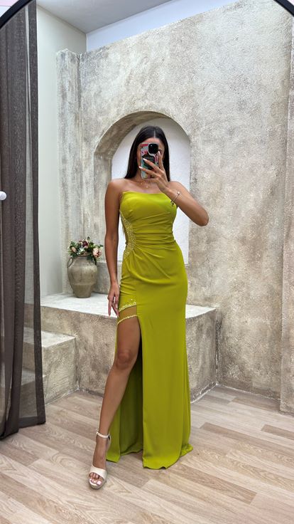 فستان سهرة أصفر بدون حمالات مع خصر مطرز