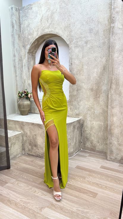 فستان سهرة أصفر بدون حمالات مع خصر مطرز